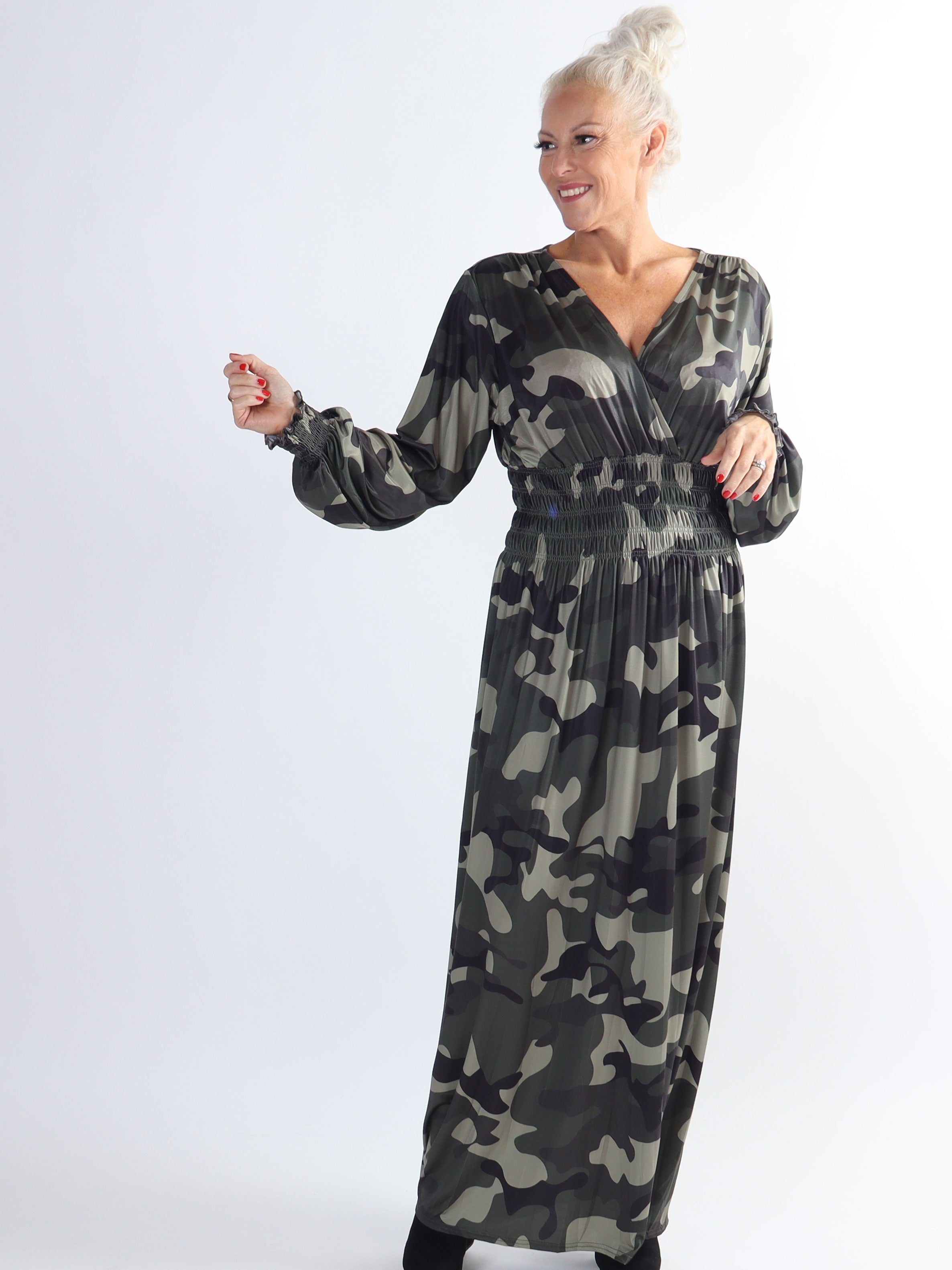 Pams Camo L/S - Plus size elastisk kjole i camouflageprint